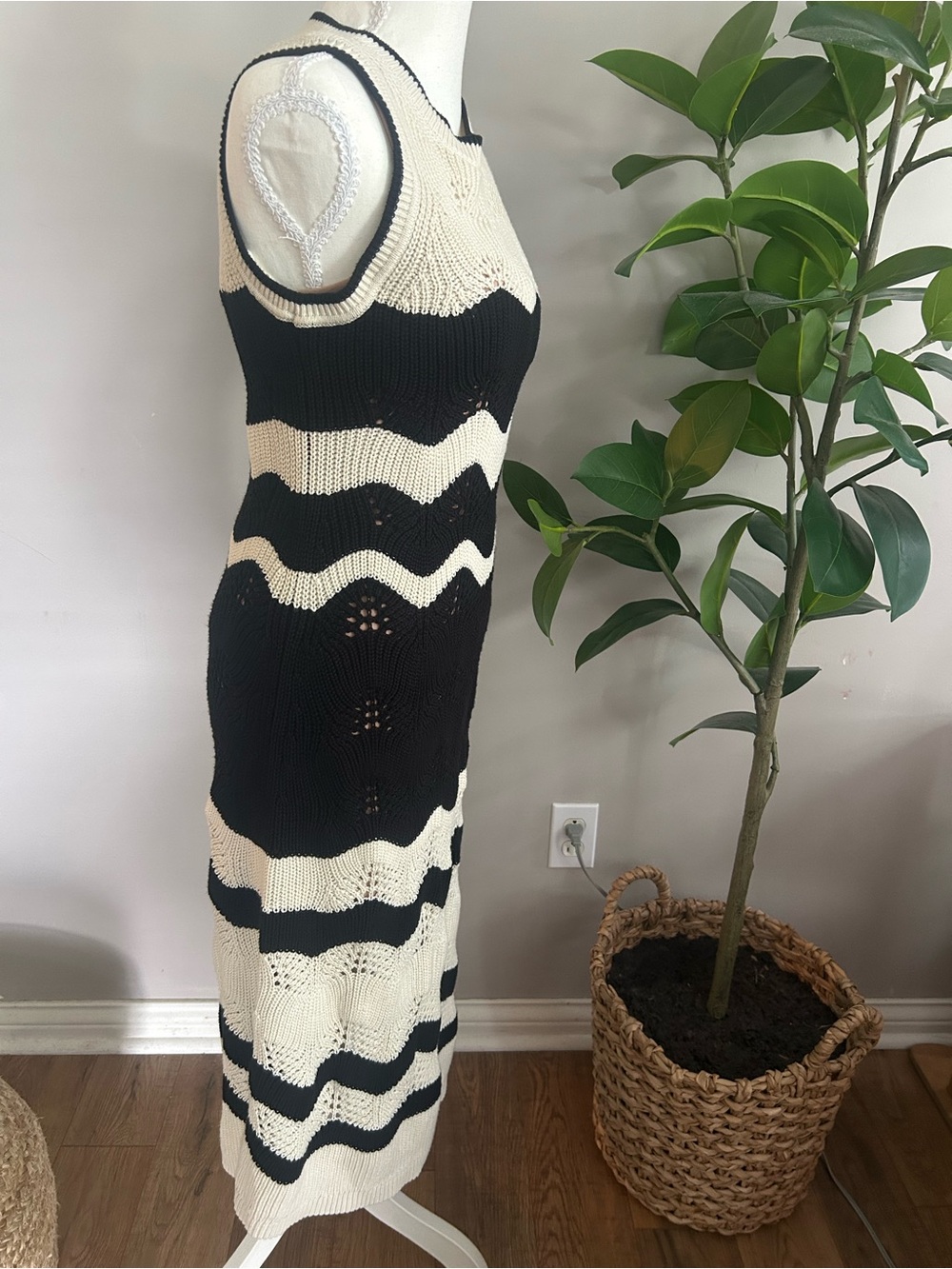 NWT GAP Black and Cream Wave Knit Midi Dress - Picture 5 of 11
